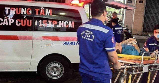 Chạy xe máy đi khám, người đàn ông gục ngã trước cửa phòng mạch
