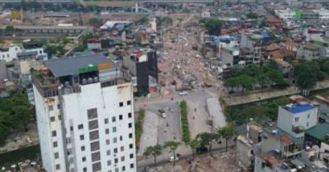 Lộ diện tòa nhà 13 tầng bị cắt dỡ một phần để p...