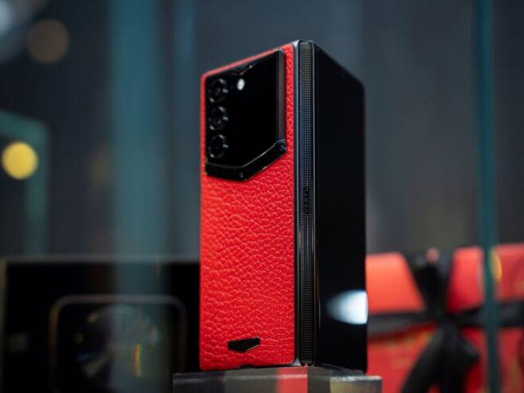 Vertu tung smartphone màn hình gập Alphafold: Dát vàng 18K, nạm kim cương thiên nhiên