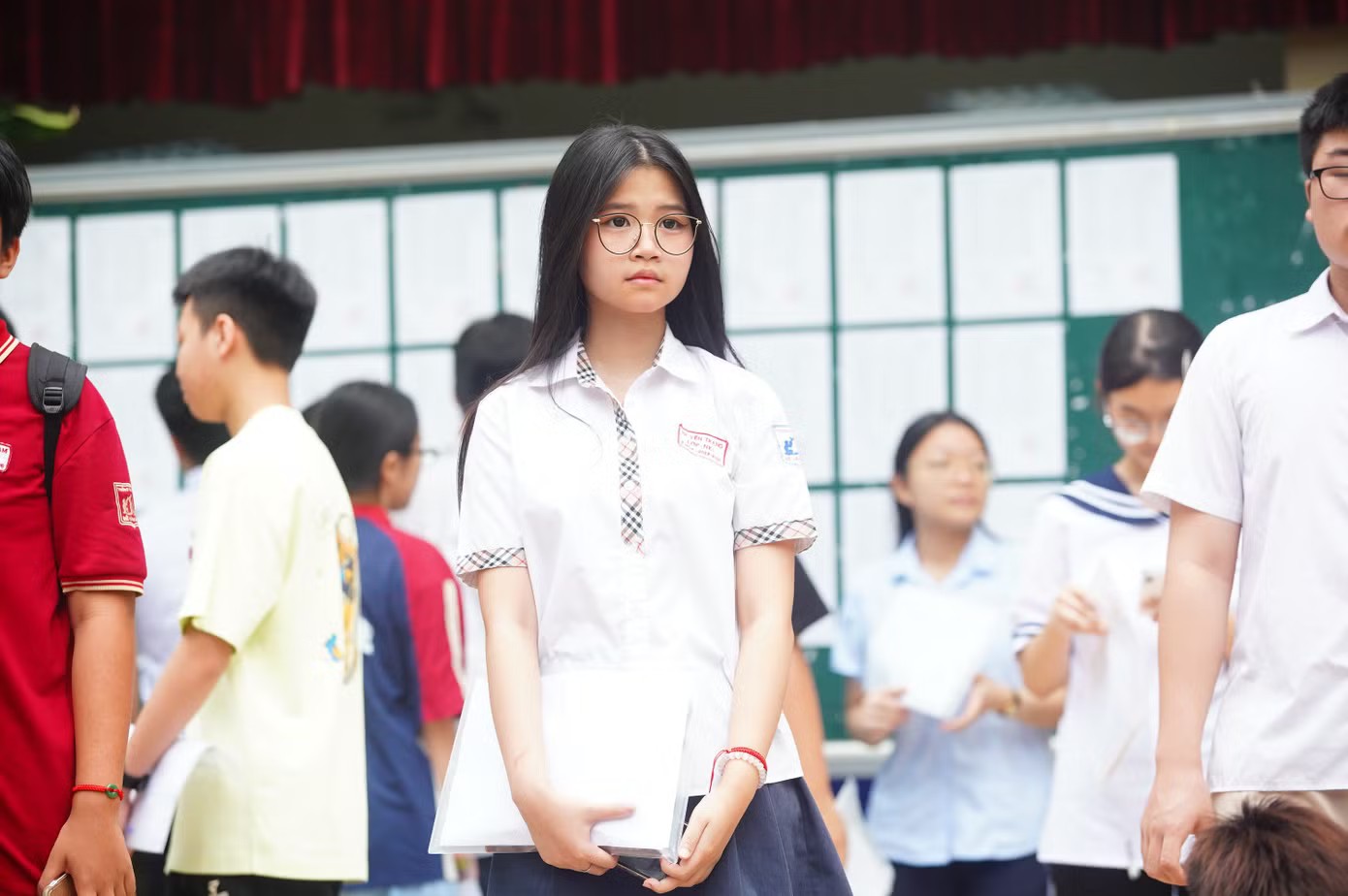 Những thí sinh đầu tiên đến điểm thi, tranh thủ kiểm tra thông tin và chuẩn bị các thủ tục cần thiết trước giờ làm việc của hội đồng thi.