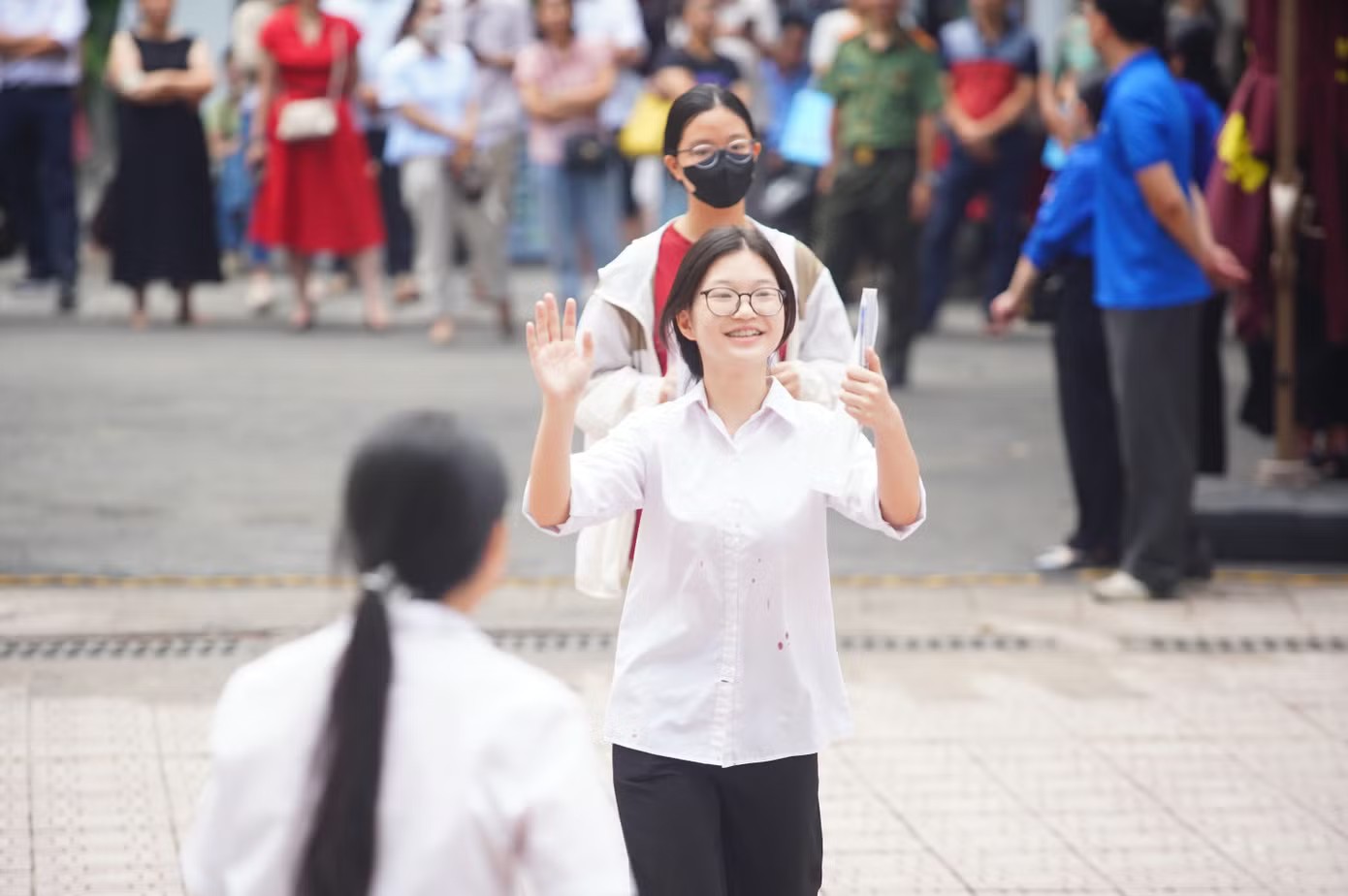 Kết thúc buổi làm thủ tục, nhiều thí sinh rời điểm thi với tâm trạng khá thoải mái, tự tin trước kỳ thi được xem là một trong những dấu mốc quan trọng đầu tiên của tuổi học trò..