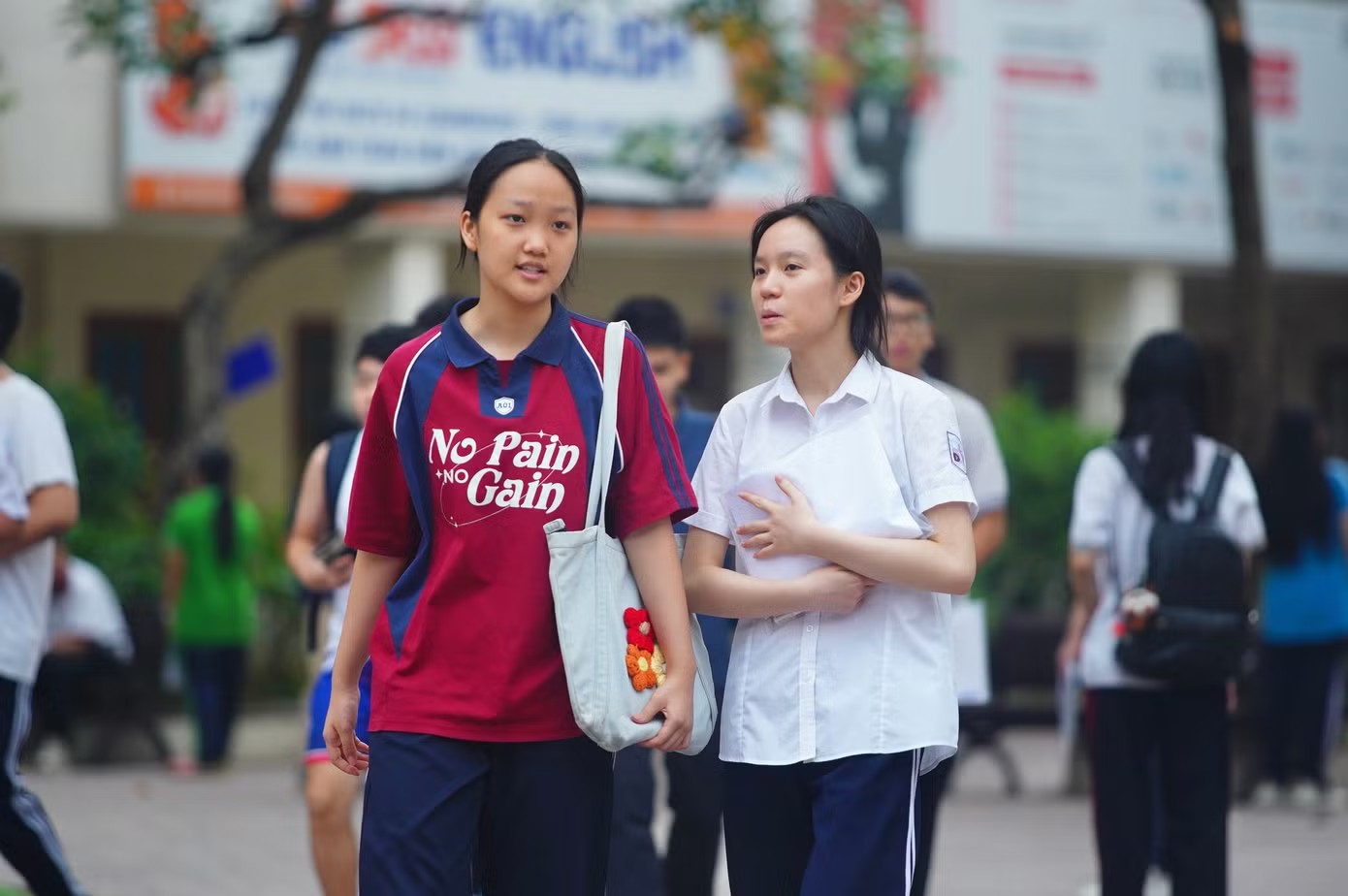 Kỳ thi tuyển sinh lớp 10 THPT công lập tại Hà Nội năm nay có gần 125.000 thí sinh đăng ký dự thi, trong khi chỉ khoảng 55% có cơ hội trúng tuyển. Sáng 30/5, các thí sinh sẽ bước vào môn thi đầu tiên là Ngữ văn với thời gian làm bài 120 phút.