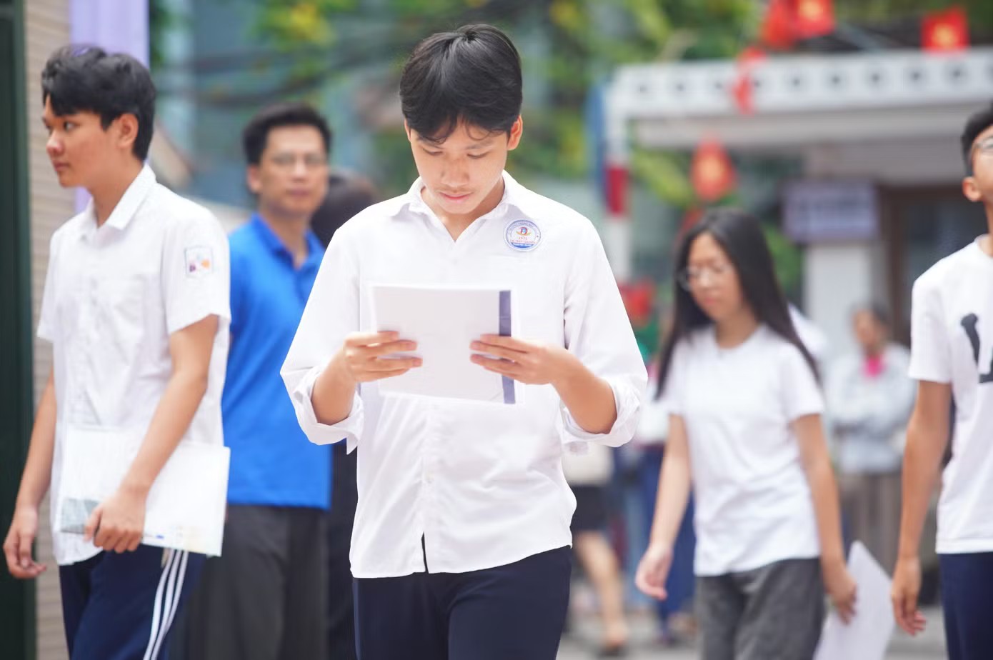 Kỳ thi tuyển sinh lớp 10 THPT công lập tại Hà Nội năm nay có gần 125.000 thí sinh đăng ký dự thi, trong khi chỉ khoảng 55% có cơ hội trúng tuyển. Sáng 30/5, các thí sinh sẽ bước vào môn thi đầu tiên là Ngữ văn với thời gian làm bài 120 phút.