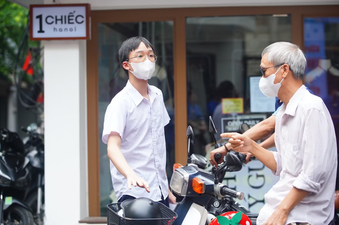Những thí sinh đầu tiên đến điểm thi, tranh thủ kiểm tra thông tin và chuẩn bị các thủ tục cần thiết trước giờ làm việc của hội đồng thi.