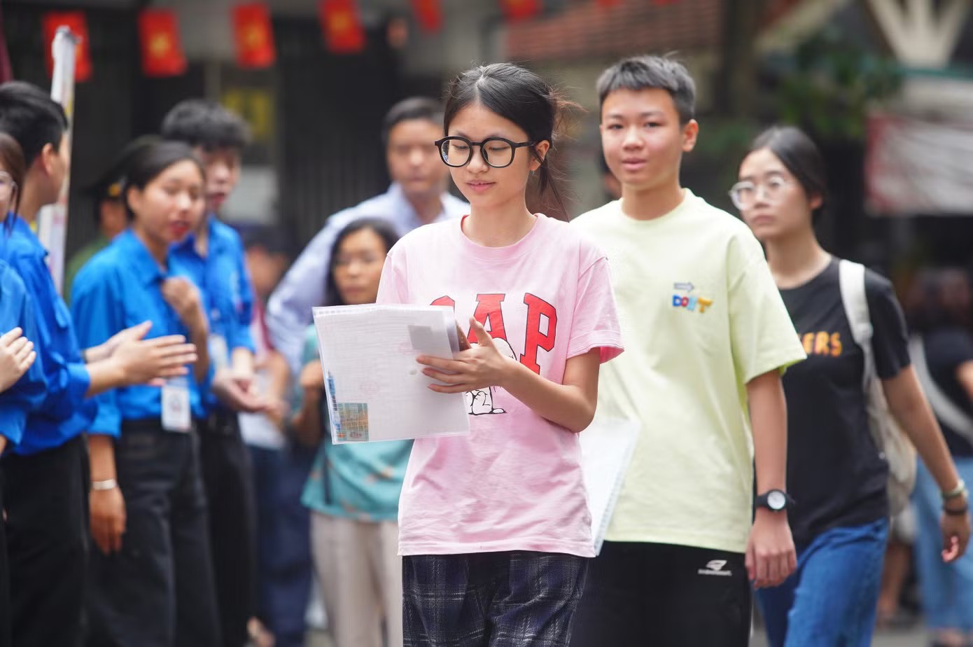 Càng gần giờ làm thủ tục, lượng thí sinh đổ về điểm thi càng đông. Nhiều em tranh thủ xem số báo danh, sơ đồ phòng thi và các thông báo của hội đồng thi.