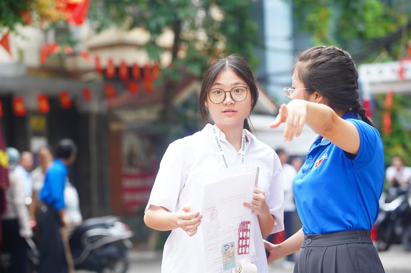 Tình nguyện viên liên tục hỗ trợ cho các thí sinh để tìm phòng thi một cách nhanh nhất.