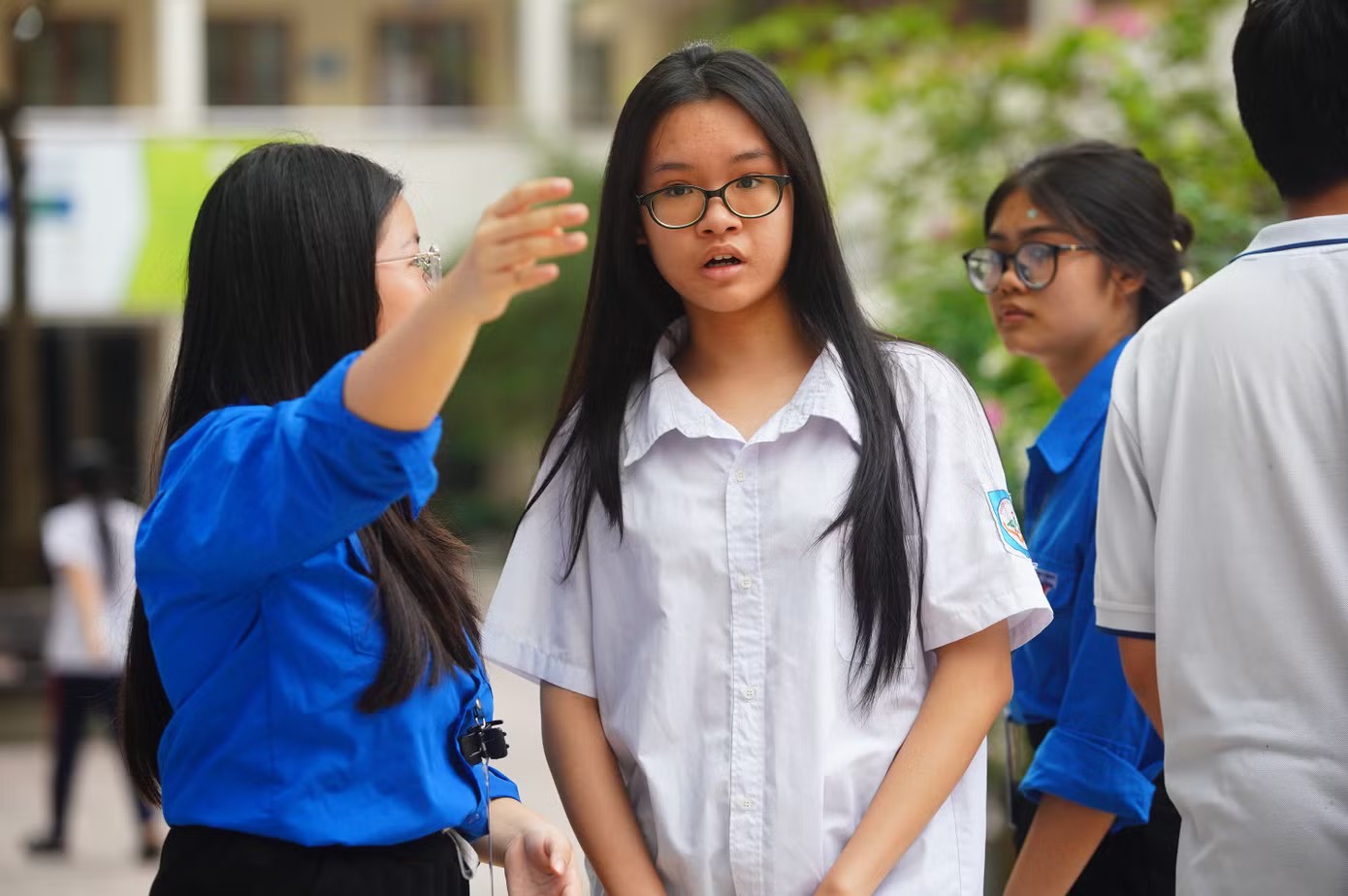 Tình nguyện viên liên tục hỗ trợ cho các thí sinh để tìm phòng thi một cách nhanh nhất.