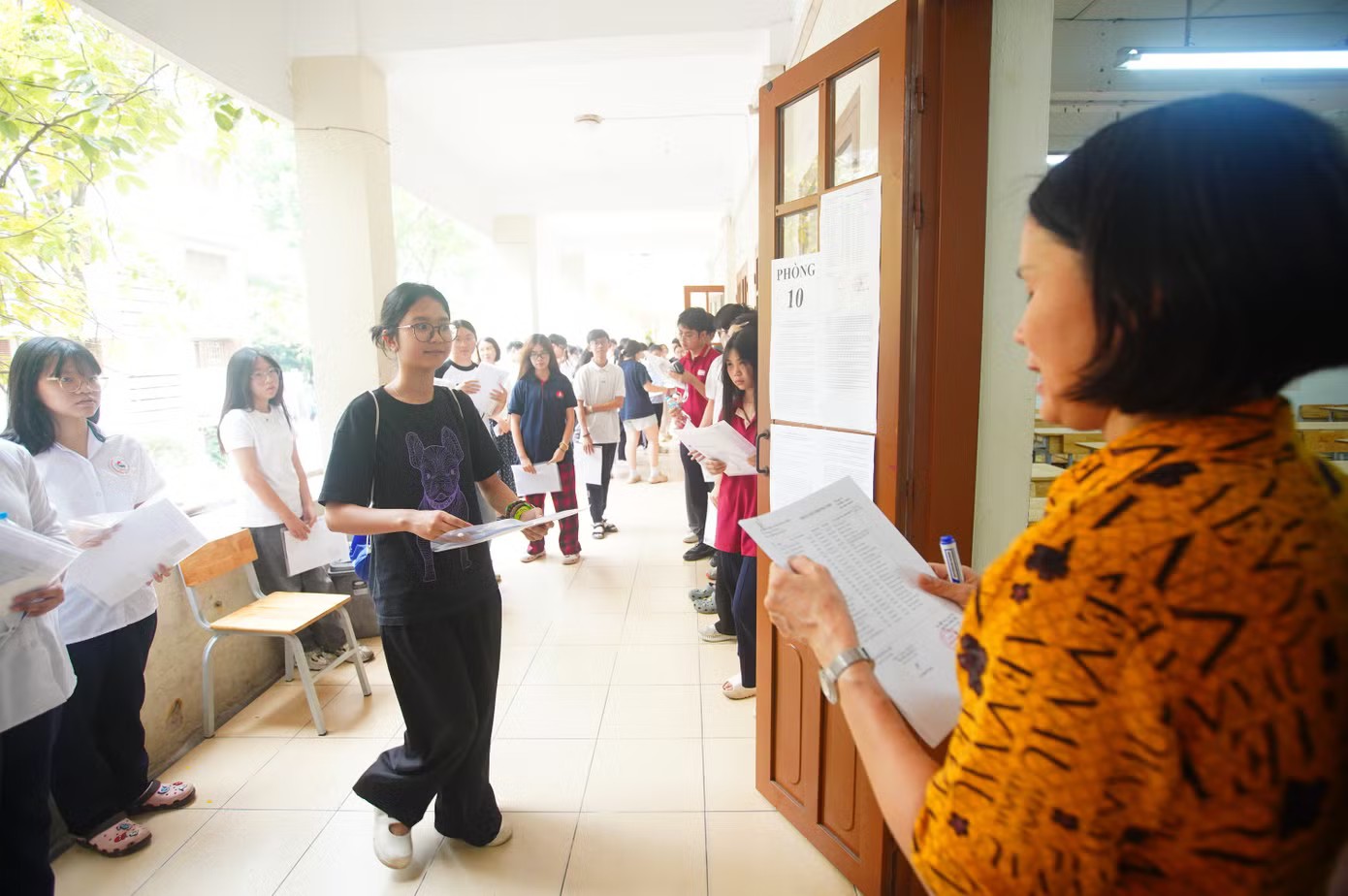 Đúng 9 giờ, cán bộ coi thi kiểm tra giấy tờ, gọi tên thí sinh và phổ biến quy chế thi, những lưu ý quan trọng trước ngày thi chính thức..
