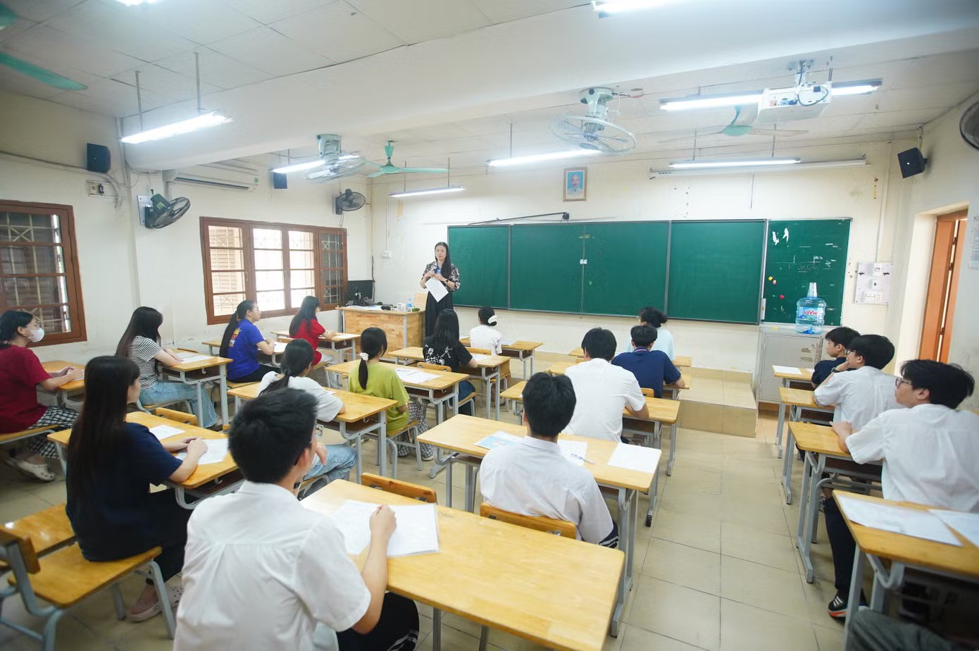 Trong phòng thi, các thí sinh chăm chú lắng nghe hướng dẫn, rà soát thông tin cá nhân và hoàn tất những điều chỉnh cần thiết nếu có sai sót.