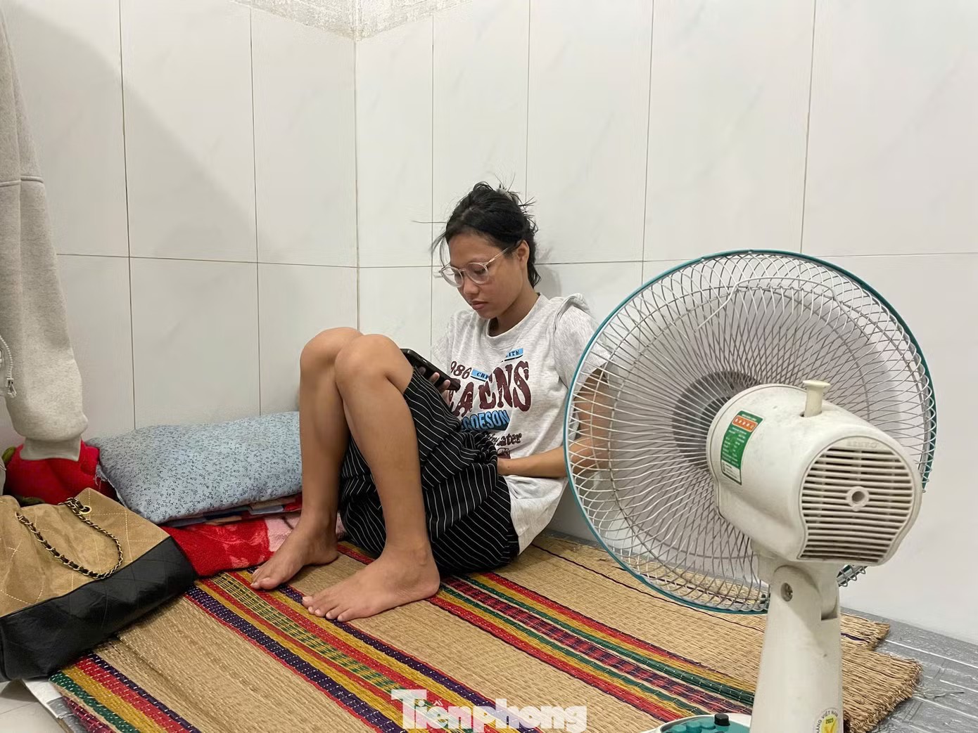 Nắng nóng kéo dài khiến không khí oi bức, hầm hập ngay cả khi đã tắt nắng. Tình trạng này làm đảo lộn giờ giấc sinh hoạt, gây mất ngủ, khiến cơ thể sinh viên và người đi làm uể oải, kiệt sức và dễ mắc các bệnh lý về hô hấp. “Trời này dễ mất nước nên tôi trở nên gắt gỏng và chán ăn, chỉ muốn uống nước mát. Nhiều hôm đi làm về không muốn về phòng trọ ngay vì quá bí bách, ngột ngạt”, chị Bảo Châu (24 tuổi, sống tại dãy trọ nhỏ trên phường Hòa Thọ Tây) nói.