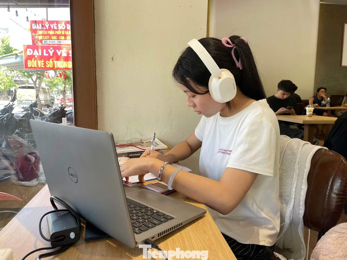 Các quán cà phê có điều hòa trở thành nơi tránh nóng lý tưởng của đông đảo sinh viên trong mùa thi. Bạn Lê Thị Tuyết Mai (sinh viên năm 2, Trường Đại học Bách khoa, Đại học Đà Nẵng) cho biết: “Ở trọ không có điều hòa, hầm lắm học không vô. Mùa này tôi mới hay ra quán cà phê học, mua ly nước rồi ngồi ôn bài liên tục tầm 5-6 tiếng”.