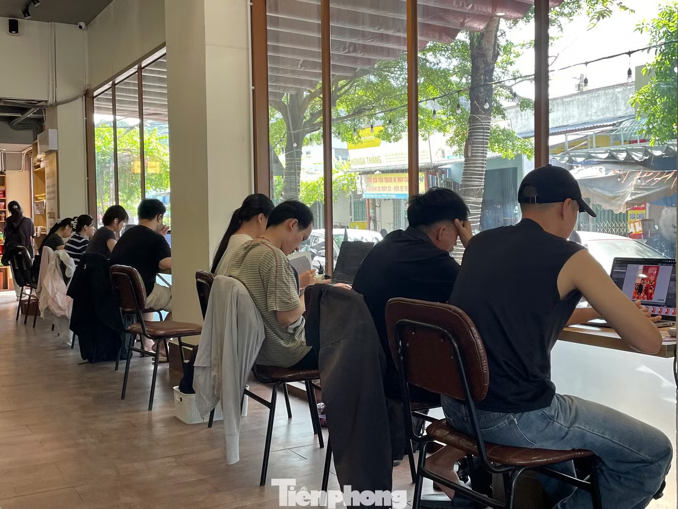 Các quán cà phê có điều hòa trở thành nơi tránh nóng lý tưởng của đông đảo sinh viên trong mùa thi. Bạn Lê Thị Tuyết Mai (sinh viên năm 2, Trường Đại học Bách khoa, Đại học Đà Nẵng) cho biết: “Ở trọ không có điều hòa, hầm lắm học không vô. Mùa này tôi mới hay ra quán cà phê học, mua ly nước rồi ngồi ôn bài liên tục tầm 5-6 tiếng”.