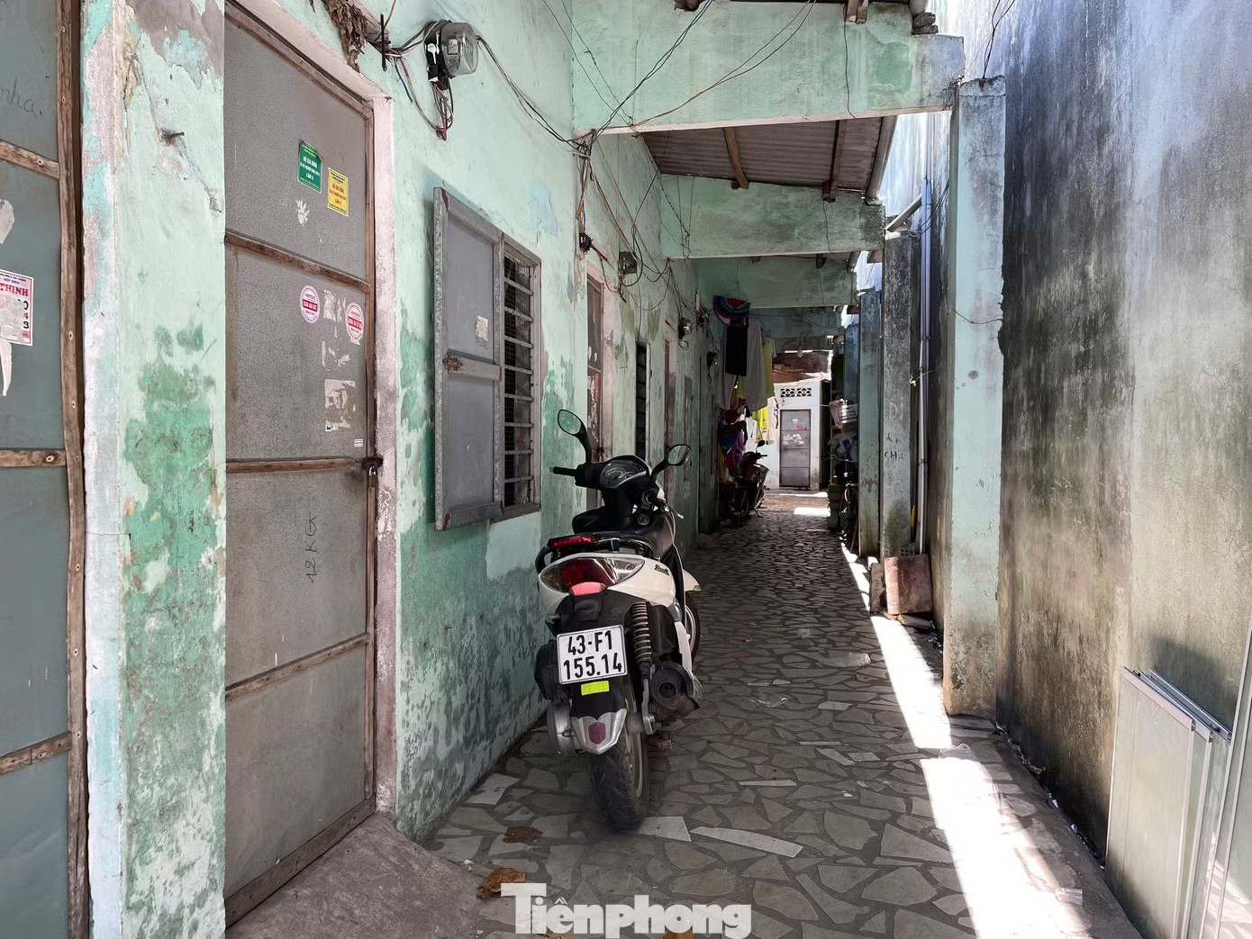Tại các khu nhà trọ công nhân quanh các khu công nghiệp và khu vực đông sinh viên ở như Liên Chiểu, Cẩm Lệ, Sơn Trà, những dãy phòng trọ mái tôn san sát đang oằn mình dưới cái nắng gay gắt. Suốt cả ngày, mái tôn hấp thụ lượng nhiệt lớn khiến không gian bên trong các phòng nhỏ hẹp trở nên ngột ngạt, hầm hập như “lò hấp”. Các phòng trọ luôn trong tình trạng đóng kín cửa, khác xa với nét nhộn nhịp vốn có.