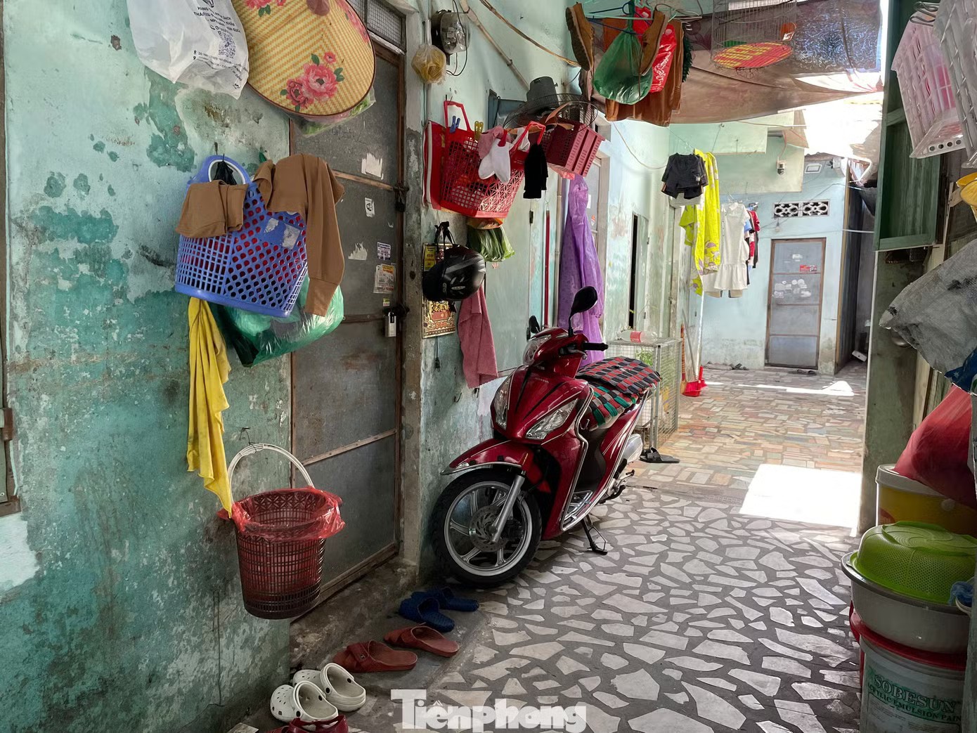 Tại các khu nhà trọ công nhân quanh các khu công nghiệp và khu vực đông sinh viên ở như Liên Chiểu, Cẩm Lệ, Sơn Trà, những dãy phòng trọ mái tôn san sát đang oằn mình dưới cái nắng gay gắt. Suốt cả ngày, mái tôn hấp thụ lượng nhiệt lớn khiến không gian bên trong các phòng nhỏ hẹp trở nên ngột ngạt, hầm hập như “lò hấp”. Các phòng trọ luôn trong tình trạng đóng kín cửa, khác xa với nét nhộn nhịp vốn có.