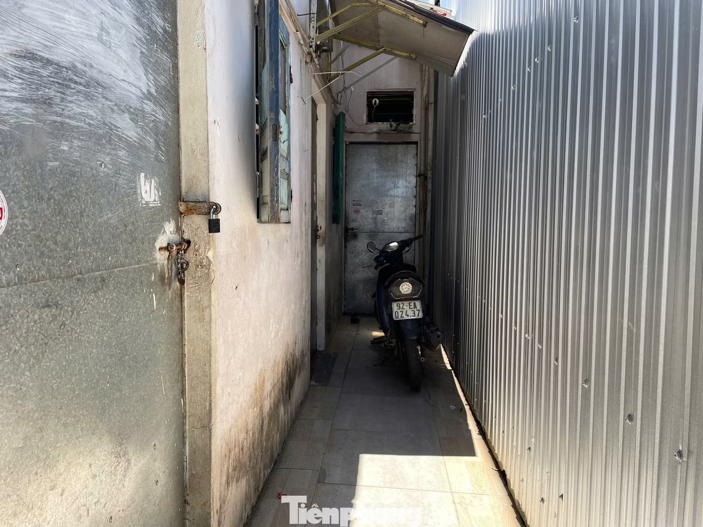 Tại các khu nhà trọ công nhân quanh các khu công nghiệp và khu vực đông sinh viên ở như Liên Chiểu, Cẩm Lệ, Sơn Trà, những dãy phòng trọ mái tôn san sát đang oằn mình dưới cái nắng gay gắt. Suốt cả ngày, mái tôn hấp thụ lượng nhiệt lớn khiến không gian bên trong các phòng nhỏ hẹp trở nên ngột ngạt, hầm hập như “lò hấp”. Các phòng trọ luôn trong tình trạng đóng kín cửa, khác xa với nét nhộn nhịp vốn có.