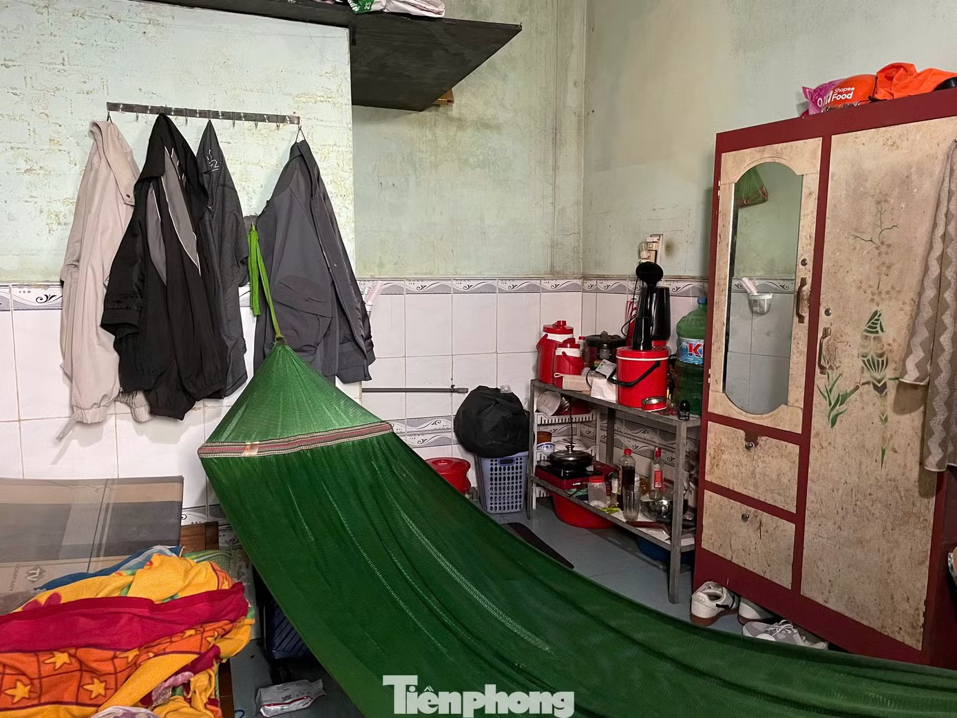 Những căn phòng chật chội, không có trần cách nhiệt, luôn trong tình trạng bít bùng và hầm hập hơi nóng.