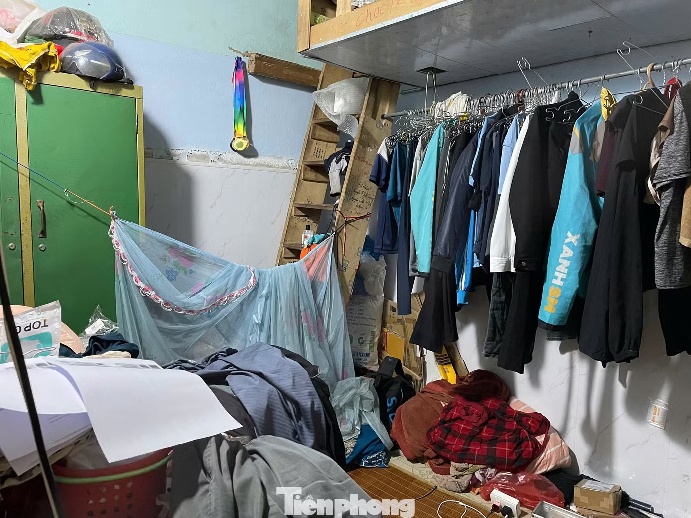 Những căn phòng chật chội, không có trần cách nhiệt, luôn trong tình trạng bít bùng và hầm hập hơi nóng.