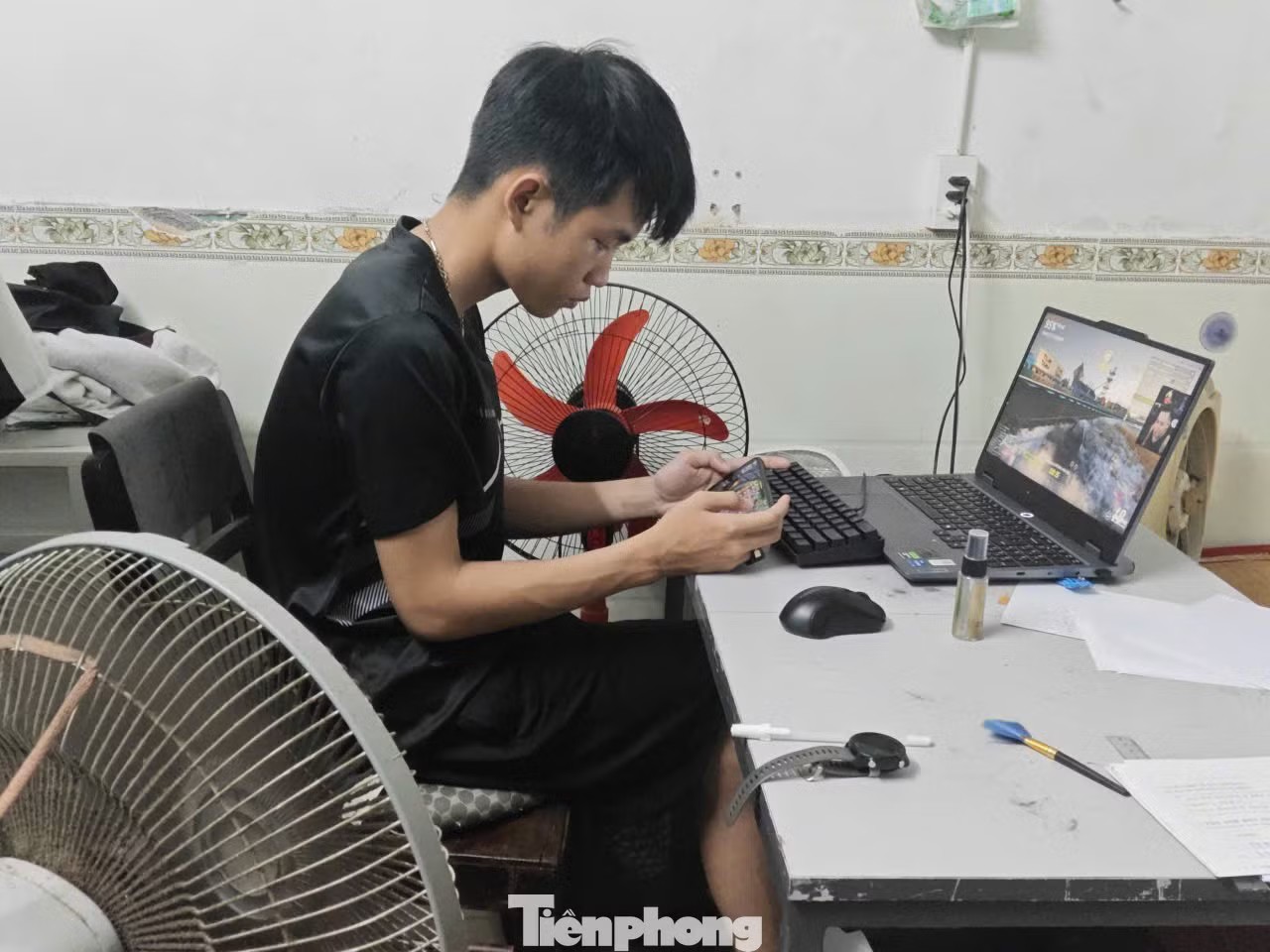 “Nắng nóng gay gắt tới mức nhức cả đầu, trời này ngày nào tôi cũng lau nhà 2-3 lần để phòng mát mẻ hơn”, anh Hồ Chí Phúc (sinh viên Trường Đại học Công nghệ Thông tin và Truyền thông Việt - Hàn) cho hay.​