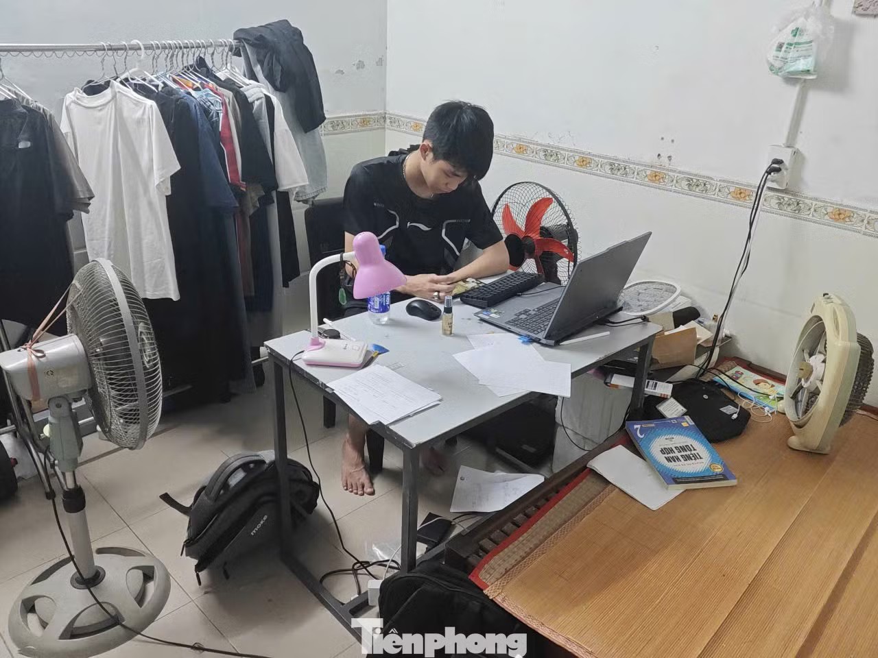 “Nắng nóng gay gắt tới mức nhức cả đầu, trời này ngày nào tôi cũng lau nhà 2-3 lần để phòng mát mẻ hơn”, anh Hồ Chí Phúc (sinh viên Trường Đại học Công nghệ Thông tin và Truyền thông Việt - Hàn) cho hay.​