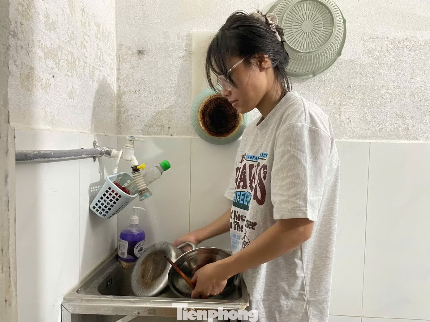 Nắng nóng kéo dài khiến không khí oi bức, hầm hập ngay cả khi đã tắt nắng. Tình trạng này làm đảo lộn giờ giấc sinh hoạt, gây mất ngủ, khiến cơ thể sinh viên và người đi làm uể oải, kiệt sức và dễ mắc các bệnh lý về hô hấp. “Trời này dễ mất nước nên tôi trở nên gắt gỏng và chán ăn, chỉ muốn uống nước mát. Nhiều hôm đi làm về không muốn về phòng trọ ngay vì quá bí bách, ngột ngạt”, chị Bảo Châu (24 tuổi, sống tại dãy trọ nhỏ trên phường Hòa Thọ Tây) nói.