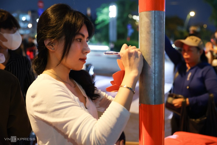 'Biển hoa đăng' thắp sáng kênh Nhiêu Lộc địp lễ Phật Đản - 5