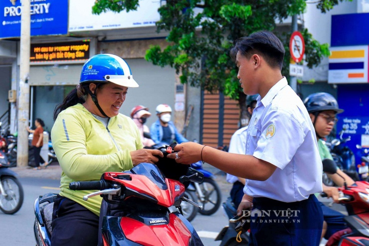 Phụ huynh đưa thí sinh tới điểm thi&nbsp;tuyển sinh lớp 10 TP.HCM năm 2025.&nbsp;Ảnh: Nguyệt Minh
