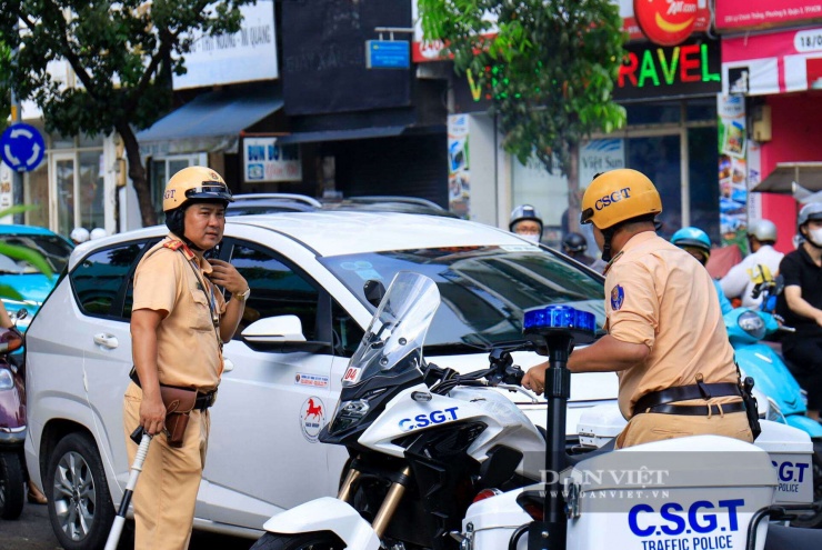 CSGT TP.HCM đảm bảo an toàn giao thông trước khu vực điểm thi tuyển sinh lớp 10 TP.HCM năm 2025.&nbsp;Ảnh: Nguyệt Minh