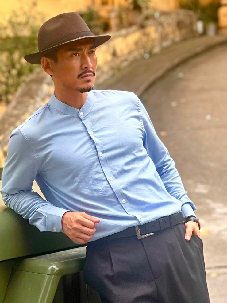 Tạo hình của Hứa Vĩ Văn trong "Tận hiến" là làn da rám nắng rắn rỏi, gương mặt phong sương, cùng nhiều kiểu trang phục đa dạng, từ vest lịch lãm đến áo nâu bình dị.