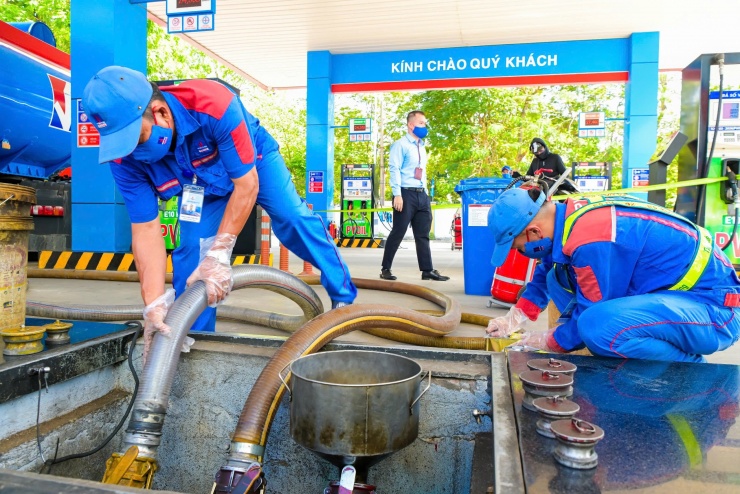 Giám sát chặt chất lượng xăng E10 trước khi bán tới người tiêu dùng