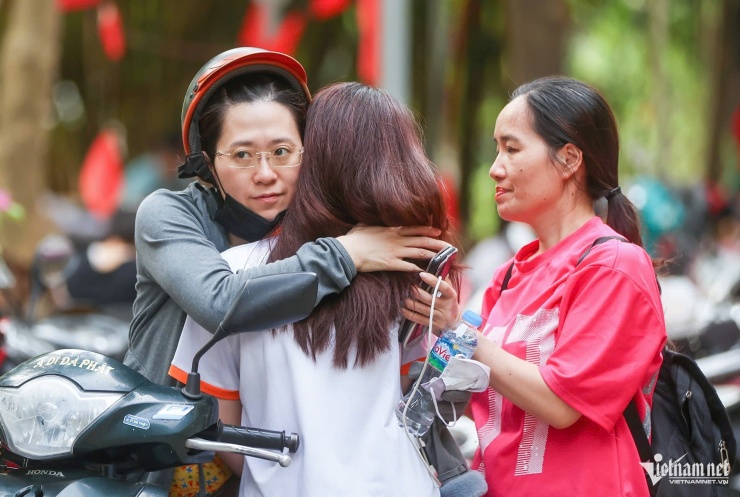 Phụ huynh ôm con trước khi vào phòng thi. Ảnh: Phạm Hải