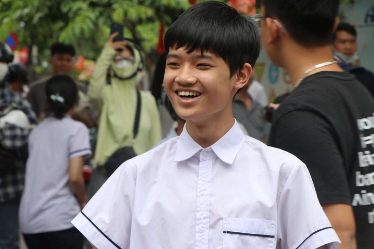 Hùng tươi cười vì đề thi... trúng tủ. Ảnh: Gia Khiêm