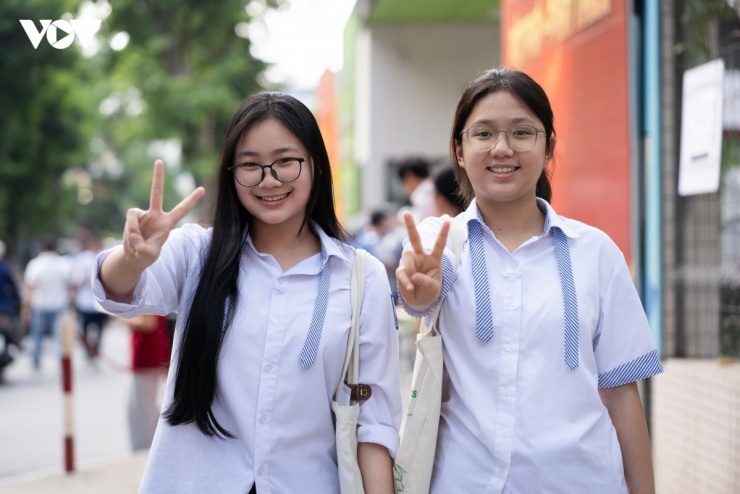Hai em&nbsp; Bùi Ngọc Diệp và Lê Hải An vui vẻ sau giờ thi, nhận xét đề Tiếng Anh khá sát với nội dung ôn tập