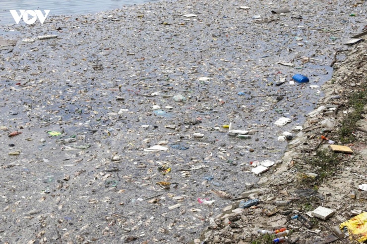 Ngay từ năm 2023, khi dự án còn chưa hoàn thiện toàn bộ, khu vực này từng gây xôn xao bởi hiện tượng nước hồ chuyển màu đen ngòm sau những trận mưa lớn. Thời điểm đó, đại diện Công ty TNHH MTV Thoát nước Hà Nội thừa nhận hồ được sử dụng để điều hòa chống úng cho nhiều khu vực như Phan Văn Trường, Dương Đình Nghệ và các quận lân cận, đồng nghĩa với việc nước mưa có thể hòa lẫn nước thải rồi chảy trực tiếp vào hồ.