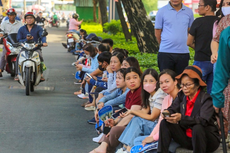Khoảnh khắc phụ huynh chờ các sĩ tử trong kỳ thi tuyển sinh lớp 10 TP.HCM năm 2025. Ảnh: Nguyệt Minh
