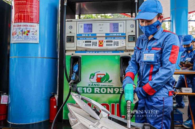 Xăng E10RON95 sẽ chính thức được lưu thông trên toàn quốc từ ngày 1/6 (Ảnh: Khổng Chí).