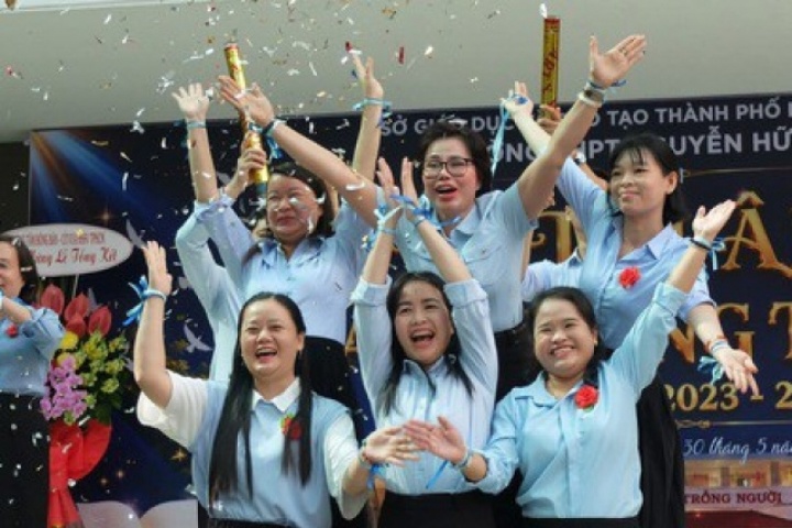 Thầy cô tự dựng tiết mục nhảy tặng học trò cuối cấp, miễn phí ôn thi