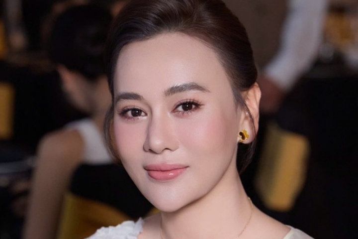 Phương Oanh chọn phong cách tối giản dự đám cưới Việt Hoa