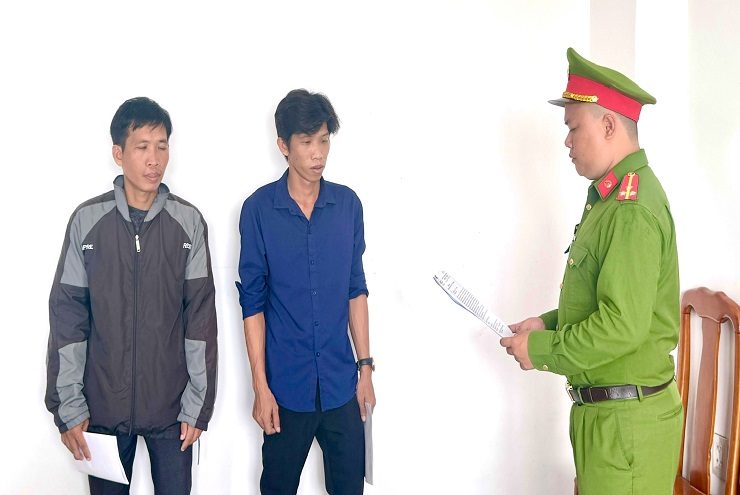 Khởi tố 2 người đàn ông đánh hàng xóm vì tiếng hát karaoke