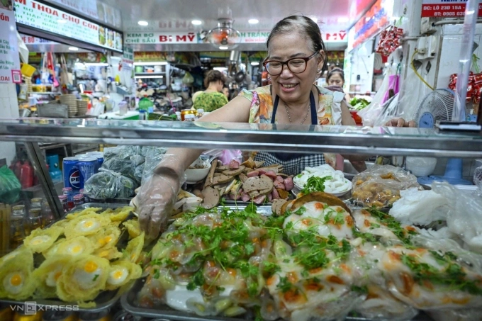 Mỗi phần bánh thập cẩm gồm bánh bèo, bánh ướt, bánh ít, bánh bột lọc và bánh căn có giá 35.000 đồng, được đánh giá là đủ no cho các nữ du khách. Ảnh: Giang Huy