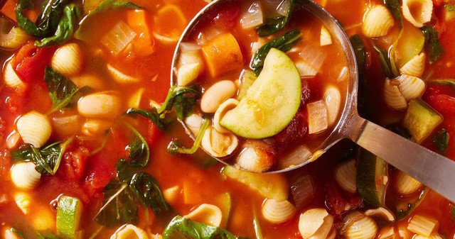 Súp rau củ kiểu minestrone nấu với 3 loại đậu: đậu gà, đậu pinto và đậu trắng. Ảnh Internet