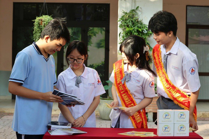 Thí sinh tìm hiểu về thông tin tuyển sinh lớp 10 Ảnh: Quang Liêm