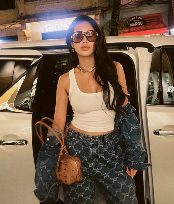 Nhắc đến thế hệ rich kid đình đám của Việt Nam, cái tên Tiên Nguyễn luôn nằm trong danh sách được công chúng quan tâm đặc biệt. Là con gái của tỷ phú Johnathan Hạnh Nguyễn – người được mệnh danh là “vua hàng hiệu”, Tiên Nguyễn không chỉ gây chú ý bởi cuộc sống xa hoa mà còn bởi nhan sắc ngày càng thăng hạng cùng phong cách thời trang đậm chất quốc tế.