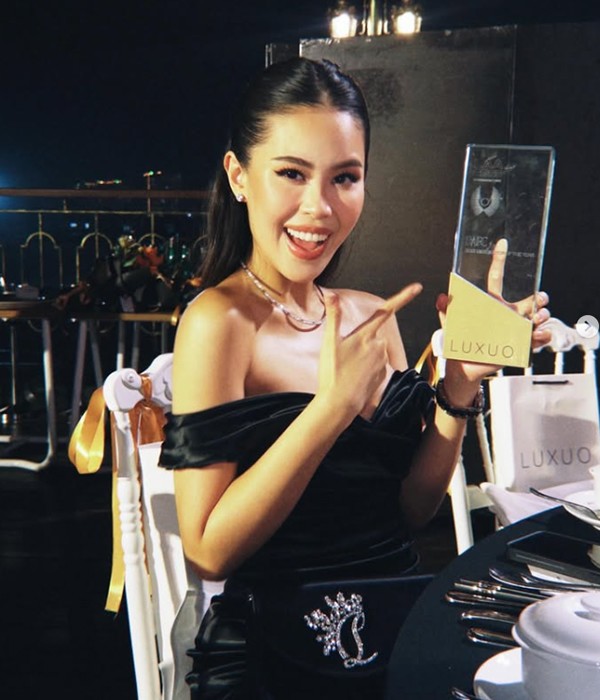 Mỗi lần xuất hiện, Tiên Nguyễn đều lựa chọn những thiết kế mang tính high fashion, kết hợp phụ kiện hàng hiệu tinh tế nhưng không quá phô trương. Chính điều này giúp cô xây dựng hình ảnh sang trọng, hiện đại và đầy khí chất.