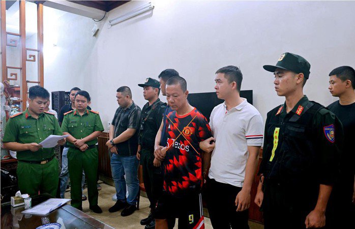 Công an thi hành lệnh bắt giữ, khám xét nhà Dũng "kỷ" - một đối tượng cộm cán, nổi danh giới anh chị ở tỉnh Nam Định cũ. Ảnh: Công an Ninh Bình