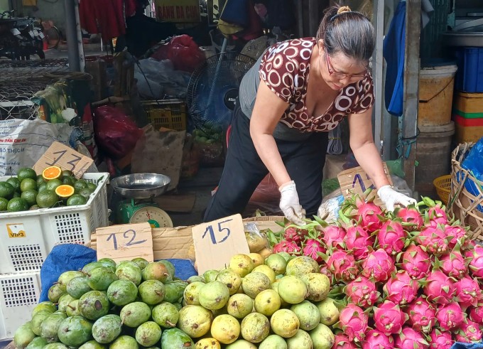 Xoài cát, thanh long bán tại chợ Xóm Mới, phường An Hội Đông sáng 27/5, TP HCM. Ảnh: Thi Hà