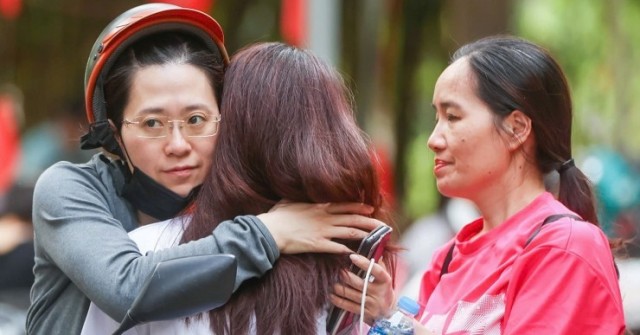 Con vào phòng thi lớp 10, mẹ vẫn thấp thỏm bên ngoài trông ngóng