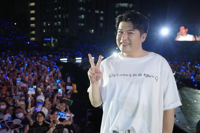 Shindong được khán giả nhớ đến với ngoại hình mũm mĩm từ khi ra mắt.