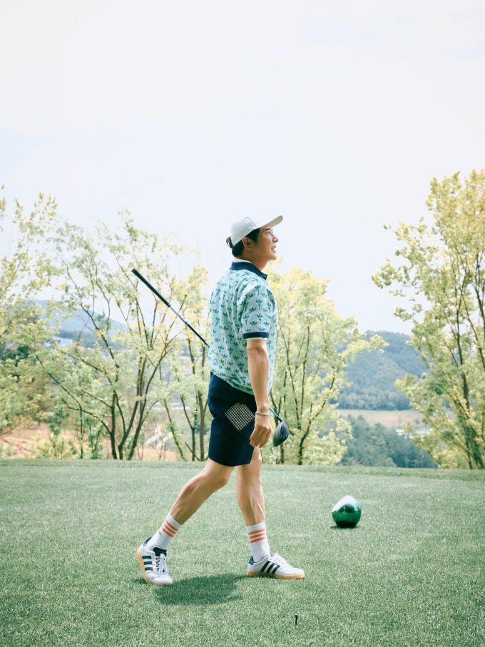 Shindong tích cực vận động thông qua đánh golf, đi bộ, dắt chó đi dạo.