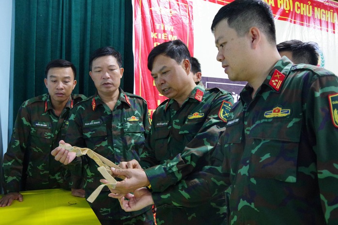 Di vật được chôn cùng hài cốt liệt sĩ vừa phát hiện tại đồi Chôm Chôm, Quảng Trị. Ảnh: Sư đoàn 968