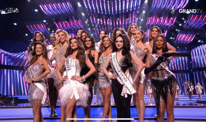 Hương Giang cùng các người đẹp vào top 18.